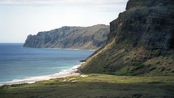 Niihau, Hawaii: Niihau adalah sebuah pulau di Hawaii yang sering disebut Pulau Terlarang. Kembali pada tahun 1864, dibeli oleh Elizabeth Sinclair dan telah dimiliki pribadi sejak itu. Pulau ini pertama kali mendapat nama tahun 1952 ketika, selama epidemi polio di pulau-pulau Hawaii, dilarang keluar dan masuk ke pulau itu untuk menghindari penyakit itu. Untungnya, dengan cara ini tidak ada orang di pulau itu yang sakit. Kini, dengan populasi 170 orang, pulau ini tetap menjadi salah satu tujuan wisata paling didambakan di dunia, namun hanya sedikit yang mendapat izin untuk mengunjunginya. Foto: Boredpanda