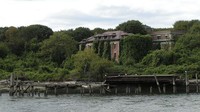 North Brother Island di Eeast River menjadi salah satu tempat yang dilarang dimasuki manusia. Pulau ini letaknya jauh dari Manhattan, New York. Di tempat ini adalah tempat lebih dari 1.000 orang tewas setelah sebuah kapal penumpang tenggelam di perairan pulau itu. Belakangan, Riverside Hostipal tempat mereka mengobati penyakit menular. Sekarang tempat ini adalah tempat perlindungan burung bangau dan burung pantai lainnya. Pulau ini saat ini ditinggalkan dan terlarang untuk umum. Foto: Boredpanda