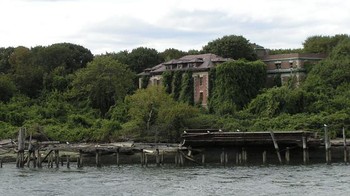 North Brother Island: Pulau ini adalah sebidang tanah seluas 13 hektar yang terletak di East River, beberapa mil jauhnya dari Manhattan, New York. Ini adalah tempat di mana lebih dari 1.000 orang tewas setelah sebuah kapal penumpang tenggelam di perairan pulau itu. Belakangan, Riverside Hostipal tempat mereka mengobati penyakit menular. Sekarang tempat ini adalah tempat perlindungan burung bangau dan burung pantai lainnya. Pulau ini saat ini ditinggalkan dan terlarang untuk umum. Foto: Boredpanda