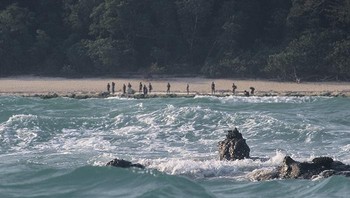 Pulau Sentinel Utara, India: Pulau Sentinel Utara adalah rumah bagi suku Sentinel, salah satu dari sedikit suku di dunia yang tak tersentuh peradaban modern. Diyakini mereka bertahan hidup dengan berburu, memancing, dan mengumpulkan tumbuhan. Hingga hari ini suku itu menolak berhubungan dengan dunia modern, dengan kasar mengusir siapa pun yang mencoba memasuki tempatnya. Tahun 2006 mereka membunuh dua nelayan yang tak sengaja memasuki wilayah mereka tapi tidak ada upaya yang dilakukan oleh pemerintah India untuk menuntut pembunuhan tersebut. Dilarang keras memasuki pulau ini, jika tidak nyawa menjadi taruhannya. Foto: Boredpanda
