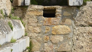 Ploutonion Di Hierapolis Atau Gerbang Pluto, Turki: Terletak di kota kuno Hierapolis (Turki), dulunya merupakan tempat yang didedikasikan untuk dewa kematian Romawi, Pluto. Sejarawan kuno Strabo mengunjungi tempat itu dan berkata bahwa binatang apa pun yang lewat di dalamnya akan segera mati. Setelah ditemukan pada tahun 1965, bahaya Gerbang Pluto terbukti lebih dari sekadar mitos. Para ilmuwan mengukur konsentrasi CO2 dan menemukan bahwa lokasi itu memang berbahaya. Foto: Boredpanda