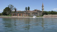 Pulau Poveglia, Italia: Poveglia adalah sebuah pulau yang dikenal sebagai salah satu tempat paling misterius dan menyeramkan di dunia. Semuanya dimulai selama Kekaisaran Romawi ketika pulau itu digunakan untuk menampung korban wabah. Selama abad pertengahan, ketika wabah kembali terjadi, pulau itu sekali lagi menjadi rumah bagi ribuan orang sakit mematikan. Sejumlah besar orang dibuang ke tanah, dikubur di kuburan yang sama dan bahkan dibakar. Orang mengatakan bahwa tanah menjadi sangat terpengaruh oleh mayat manusia yang terbakar dan busuk, tanahnya sekarang 50% terdiri dari abu manusia. Sampai sekarang masih banyak ditemukan tulang manusia, maka tak heran jika pulau ini ilegal untuk dikunjungi. (Foto: Boredpanda)