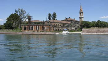 Pulau Poveglia, Italia: Poveglia adalah pulau yang dikenal sebagai salah satu tempat misterius dan menyeramkan. Saat Kekaisaran Romawi, pulau itu digunakan menampung korban wabah. Abad pertengahan, ketika wabah kembali terjadi, pulau itu sekali lagi jadi rumah bagi ribuan orang sakit mematikan. Sejumlah besar orang dibuang ke tanah, dikubur di kuburan yang sama dan dibakar. Orang mengatakan tanah jadi sangat terpengaruh oleh mayat manusia yang terbakar dan busuk, tanahnya sekarang 50% terdiri dari abu manusia. Sampai sekarang masih banyak ditemukan tulang manusia, maka tak heran jika pulau ini ilegal untuk dikunjungi. Foto: Boredpanda