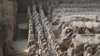 Mausoleum Kaisar Qin Pertama, Qin Shi Huang, Tiongkok: Terletak di Distrik Lintong, Xian, Shaanxi (China), makam Qin Shi Huang adalah tempat yang dilarang dimasuki. Meski ditemukan saat pasukan Terracotta digali pada tahun 1974, makam tersebut belum digali. Penentang penggalian percaya bahwa teknologi saat ini tidak dapat melestarikan apa pun yang ada di makam tersebut, oleh karena itu akses ke sana dilarang. (Foto: Boredpanda)