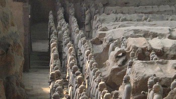 Mausoleum Kaisar Qin Pertama, Qin Shi Huang, Tiongkok: Terletak di Distrik Lintong, Xian, Shaanxi (China), makam Qin Shi Huang adalah tempat yang dilarang dimasuki. Meski ditemukan saat pasukan Terracotta digali pada tahun 1974, makam tersebut belum digali. Penentang penggalian percaya bahwa teknologi saat ini tidak dapat melestarikan apa pun yang ada di makam tersebut, oleh karena itu akses ke sana dilarang. Foto: Boredpanda