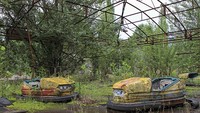 Zona Pengecualian Chernobyl, Ukraina: 1986 adalah tahun tragedi nuklir tragis yang dikenal sebagai bencana Chernobyl. Karena radiasi tinggi, tiap penduduk setempat diperintahkan segera meninggalkan tempat tersebut. Sekarang, Anda masih bisa menemukan sepatu terbengkalai, mainan, dan barang lain yang tertinggal karena evakuasi yang cepat. Meskipun ada kunjungan yang memungkinkan Anda untuk memeriksa beberapa bagian kota, namun ada zona 19 mil yang juga dikenal sebagai Zona Pengecualian Chernobyl atau The Zone. Wilayah ini dilarang keras untuk akses apa pun karena akan mengakibatkan kontaminasi radioaktif. Foto: Boredpanda