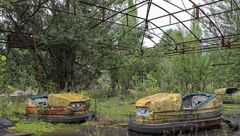 Zona Pengecualian Chernobyl, Ukraina: 1986 adalah tahun tragedi nuklir tragis yang dikenal sebagai bencana Chernobyl. Karena radiasi tinggi, tiap penduduk setempat diperintahkan segera meninggalkan tempat tersebut. Sekarang, Anda masih bisa menemukan sepatu terbengkalai, mainan, dan barang lain yang tertinggal karena evakuasi yang cepat. Meskipun ada kunjungan yang memungkinkan Anda untuk memeriksa beberapa bagian kota, namun ada zona 19 mil yang juga dikenal sebagai Zona Pengecualian Chernobyl atau The Zone. Wilayah ini dilarang keras untuk akses apa pun karena akan mengakibatkan kontaminasi radioaktif. Foto: Boredpanda