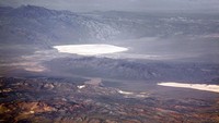 Area 51, AS: Area 51 adalah instalasi militer AS yang terletak 100 mil sebelah utara Las Vegas. Itu dianggap sebagai salah satu tempat paling misterius di dunia sejak pemerintah AS menyangkal keberadaannya hingga tahun 2013. Sekarang, sebagian besar dikenal dengan banyak teori konspirasi UFO. Area tersebut terutama digunakan oleh CIA dan Angkatan Udara AS sebagai wilayah pengujian karena lokasinya yang terpencil. Meski adalah instalasi militer, banyak orang percaya bahwa itu mungkin tempat para ilmuwan meneliti pesawat luar angkasa alien yang jatuh. (Foto: Boredpanda)