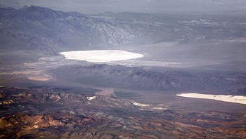 Area 51, AS: Area 51 adalah instalasi militer AS yang terletak 100 mil sebelah utara Las Vegas. Itu dianggap sebagai salah satu tempat paling misterius di dunia sejak pemerintah AS menyangkal keberadaannya hingga tahun 2013. Sekarang, sebagian besar dikenal dengan banyak teori konspirasi UFO. Area tersebut terutama digunakan oleh CIA dan Angkatan Udara AS sebagai wilayah pengujian karena lokasinya yang terpencil. Meski adalah instalasi militer, banyak orang percaya bahwa itu mungkin tempat para ilmuwan meneliti pesawat luar angkasa alien yang jatuh. Foto: Boredpanda