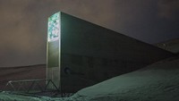 Gudang Benih Global Svalbard, Norwegia: Jauh di dalam lingkaran Arktik, di pulau Spitsbergen, Norwegia, terdapat gudang Benih Global tersembunyi jauh di dalam gunung. Bangunan ini diracang dapat bertahan hingga 200 tahun dan tahan terhadap gempat bumi hingga ledakan. Gudang ini berisi 100 juta benih, cadangan lengkap benih tanaman pangan Bumi saat ini. Jadi dalam skenarino terburuk adanya bencana dahsyat, maka benih itu akan melestarikan keanekaragaman tanaman pangan dunia dan memulihkan kerajaan tumbuhan. (Foto: Boredpanda)
