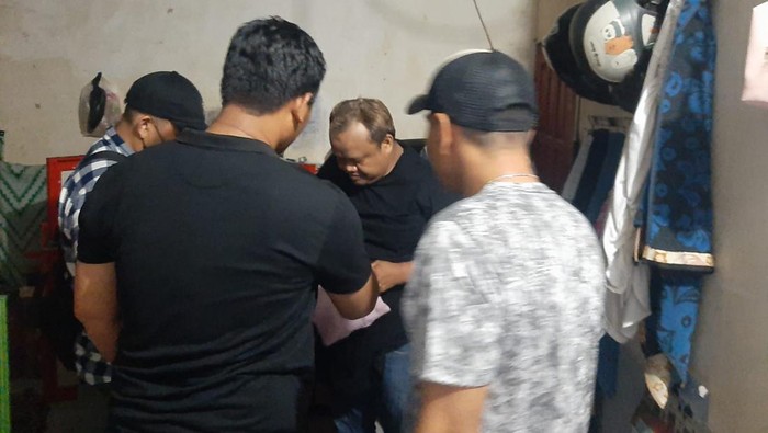 FR saat diamankan Kejari Tanah Bumbu di rumah kontrakan.