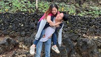 Frislly Herlind tak memandang usia Keisha Alvaro yang masih 19 tahun, berbeda empat tahun dengan dirinya. (Foto: dok Instagram)