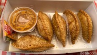  Pastel di sini terkenal dengan kulitnya yang garing, dan isiannya yang padat serta cocolan saus kacangnya yang enak. Foto: detikFood