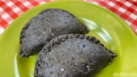 Tak ketinggalan pastel hitam yang menggunakan charcoal. Isiannya daging sapi yang padat. Foto: detikFood