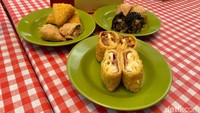 Semua risoles dan pastel digoreng dadakan. Digorengnya pun tak sembarangan, harus terendam minyak panas sekitar 35 menit agar matang merata. Foto: detikFood