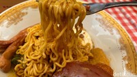 Di Pastel Mama 89 juga ada Warmindo 89, menu spesialnya mie goreng nyemek dengan aneka topping. Foto: detikFood