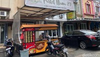  Sudah berjualan pastel sejak 13 tahun lalu, Pastel Mama 89 kini terkenal sebagai gelar pastel premium, yang memiliki banyak jajanan enak. Foto: detikFood