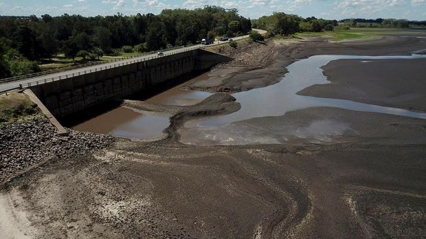 Gambar waduk Canelon Grande yang kering dan jembatan bendungan di utara Canelones, di selatan Uruguay, diambil pada 14 Maret 2023, saat negara itu mengalami kekeringan parah. - Tujuan utama waduk adalah untuk memasok air minum ke wilayah Metropolitan Montevideo, selain itu juga digunakan dalam sistem irigasi di daerah tersebut. (PABLO PORCIUNCULA/AFP via Getty Images)