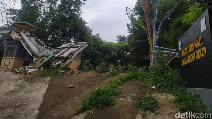 Gapura hutan kota Cianjur ambruk