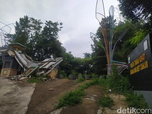 Gapura Hutan Kota Cianjur Ambruk, Akses Masuk Tertutup