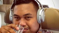 Menjadi seorang ajudan pengusaha kaya raya di Indonesia membuat Akbar bisa menikmati sederet fasilitas mewah. Ia juga sering bepergian menggunakan pesawat.