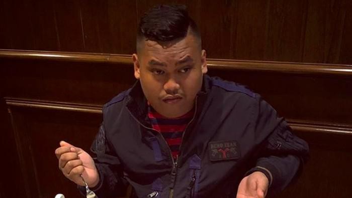 Gaya Mewah Ajudan Pribadi Saat Makan di Pesawat Kelas Bisnis