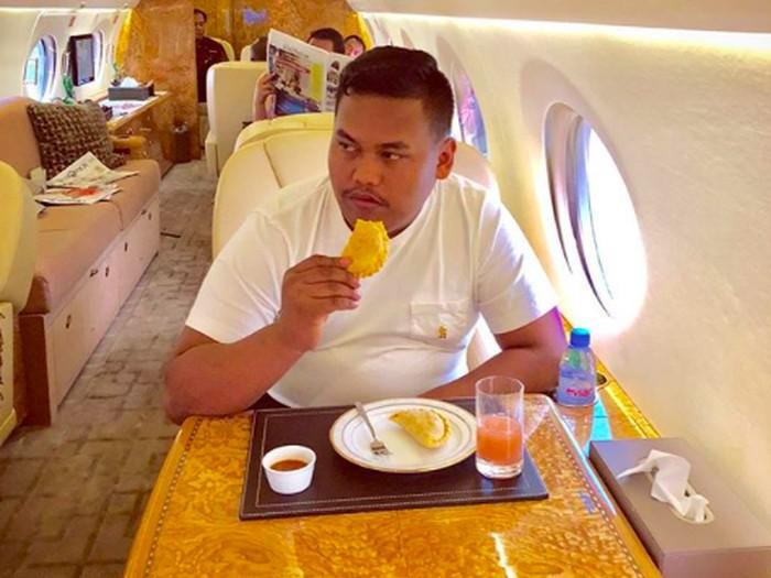Gaya Mewah Ajudan Pribadi Saat Makan di Pesawat Kelas Bisnis