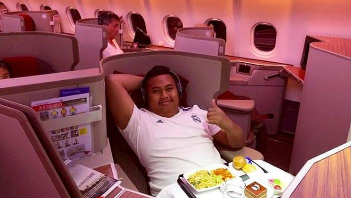 Gaya Mewah Ajudan Pribadi Saat Makan di Pesawat Kelas Bisnis