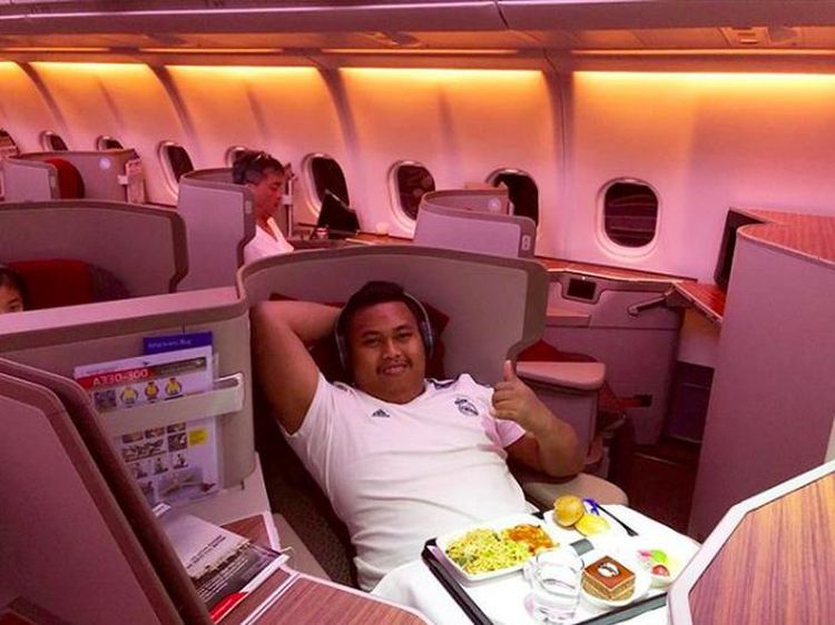 Gaya Mewah Ajudan Pribadi Saat Makan di Pesawat Kelas Bisnis