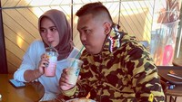 Bersama pasangannya, pria kelahiran 1996 ini menikmati momen romantis. Mereka nongkrong di Starbucks sambil memesan camilan enak.