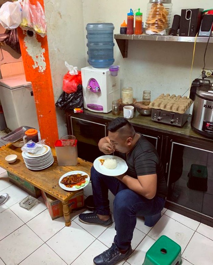 Gaya Mewah Ajudan Pribadi Saat Makan di Pesawat Kelas Bisnis