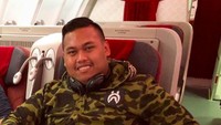 Pamer momen di pesawat, Ajudan Pribadi terlihat duduk di kelas bisnis. Ia menikmati penerbangan ditemani ragam makanan enak.
