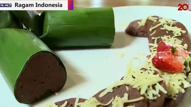 Getuk gedang atau getuk pisang merupakan jajanan khas Kota Kediri yang memiliki rasa manis, sedikit asam, dan aroma khas yang menggugah selera. Getuk gedang disajikan dalam bungkusan daun pisang serupa lontong tapi kecil-kecil.