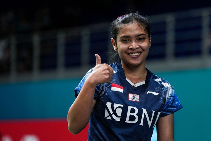KUALA LUMPUR, MALAYSIA - JANUARY 10: Gregoria Mariska Tunjung of Indonesia celebrates the victory in the Womens Singles First Round match against He Bingjiao of China on day one of PETRONAS Malaysia Open at Axiata Arena on January 10, 2023 in Kuala Lumpur, Malaysia. (Photo by Shi Tang/Getty Images)