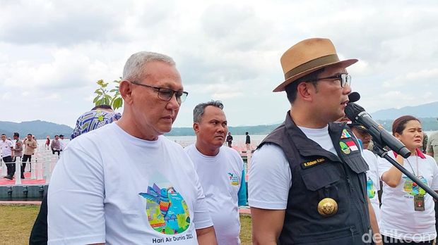 Gubernur Jawa Barat Ridwan Kamil kunjungan kerja ke Waduk Darma, Kabupaten Kuningan, Rabu (15/3/2023).