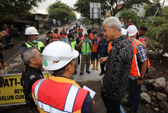 Gubernur Jawa Tengah Ganjar Pranowo meninjau perbaikan jalan rusak di Dempel, Kabupaten Demak, Selasa (14/3).