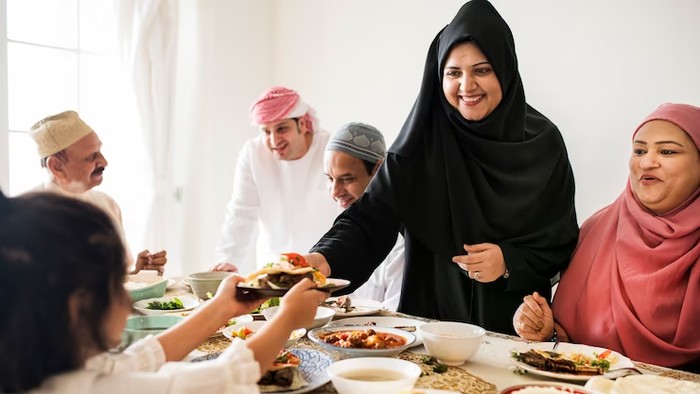Ilustrasi keluarga makan bersama (Foto: Freepik.com/rawpixel.com)