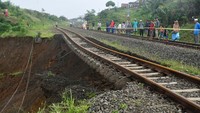 Tanah longsor yang disebabkan curah hujan yang tinggi di wilayah Kota Bogor pada Selasa (14/3) malam itu mengakibatkan jalur rel kereta api sepanjang 25 meter menggantung sehingga seluruh perjalanan KA Pangrango lintas Bogor-Sukabumi (PP) dibatalkan.  