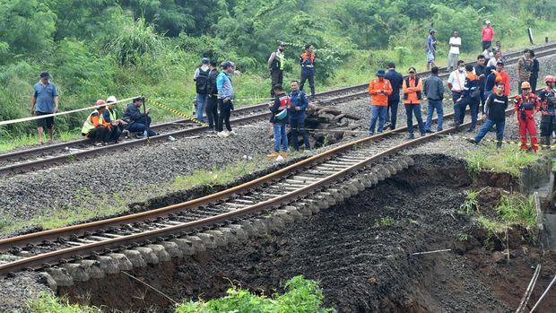 Sejumlah warga melihat kondisi tanah longsor di jalur rel Kereta Api (KA) Pangrango lintas Bogor-Sukabumi di Kelurahan Empang, Kota Bogor, Jawa Barat, Rabu (15/3/2023). Tanah longsor yang disebabkan curah hujan yang tinggi di wilayah Kota Bogor pada Selasa (14/3/) malam itu mengakibatkan jalur rel kereta api sepanjang 25 meter menggantung sehingga seluruh perjalanan KA Pangrango lintas Bogor-Sukabumi (PP) dibatalkan.