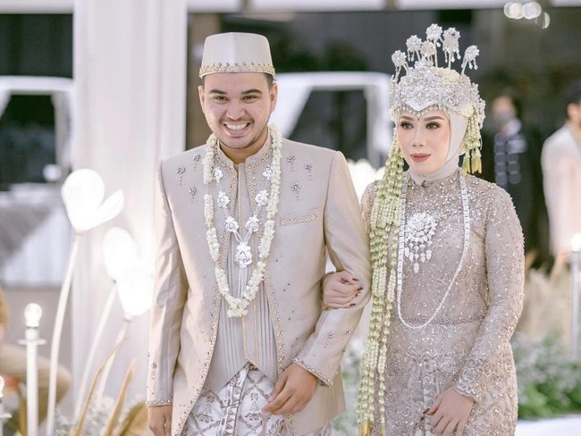 Inspirasi gaun pengantin hijab adat Sunda dari Munifa.