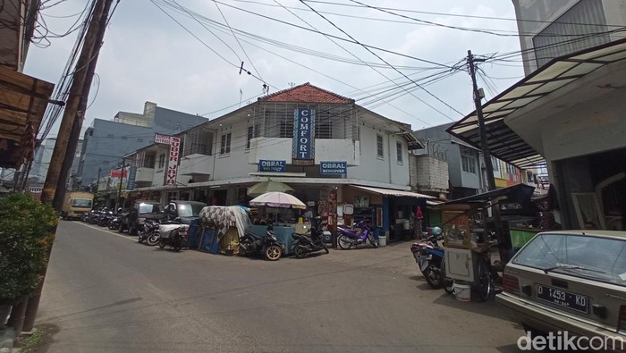 Jalan ABC di Kota Bandung. Nama jalan ini diambil dari huruf pertama dar Arab (A), Bumiputra (B) dan Cina (C).