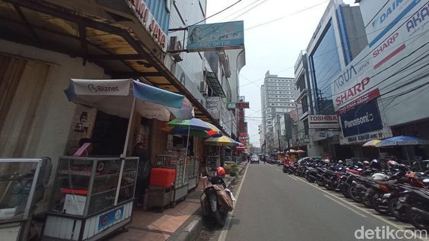 Jalan ABC di Kota Bandung. Nama jalan ini diambil dari huruf pertama dar Arab (A), Bumiputra (B) dan Cina (C).
