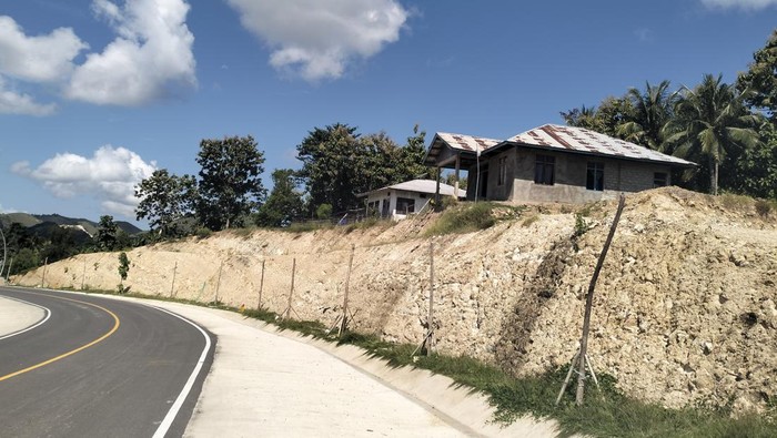 Di balik gegap gempita jalan penghubung Labuan Bajo-Golo Mori, 51 warga terkena gusuran memperjuangkan hak mereka untuk mendapat ganti rugi.