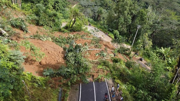 Jalan Poros Toraja-Mamuju tertimbun longsor.