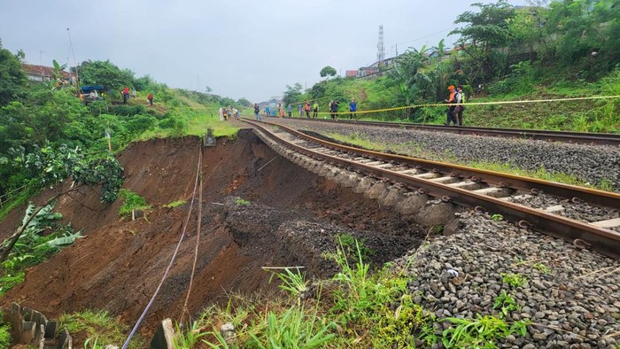 Jalur kereta api yang mengalami longsor