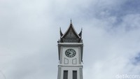 Atap Jam Gadang sudah berganti sebanyak tiga kali. Di awal pembangunan, menara jam empat sisi itu dibangun dengan atap kubah kerucut. Kemudian pada puncaknya dihiasi patung ayam jantan yang menghadap ke timur. Pada saat masa Jepang, atao diganti seperti kuil-kuil Jepang. Lalu memasuki masa kemerdekaan, atap Jam Gadang kembali berubah. Bagian puncaknya ditukar dengan atap bagonjeng atau atap rumah adat Minangkabau yaitu Rumah Gadang. Bentuk itu pun masih dipertahankan sampai saat ini. (Rifkianto Nugroho/detikcom)