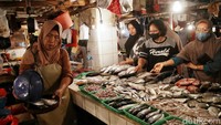 Menurut keterangan pedagang, harga ikan, cumi, dan udang masih stabil.