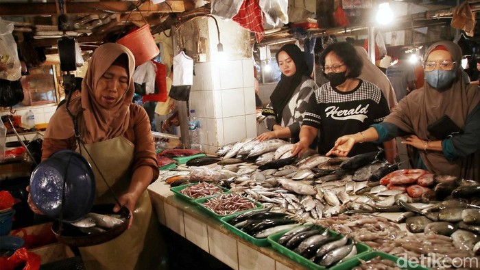 Jelang Ramadan, Harga Ikan Laut Masih Stabil Sejumlah pedagangikan laut melayani pembeli di Pasar Koja Baru, Selasa (14/3/2023). Menurut keterangan pedagang harga ikan,cumi, dan udang masih stabil.