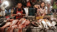 Menurut keterangan pedagang, pasokan ikan laut di pasar tersebut masih aman.