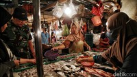 Untuk ikan tongkol, pedagang menjualnya dengan harga Rp 24.000 per kilogram.